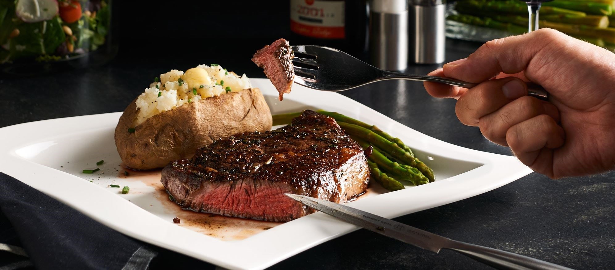 La préparation d'un savoureux dîner de steak est rendue facile grâce au tiroir de scellement sous vide de Wolf.