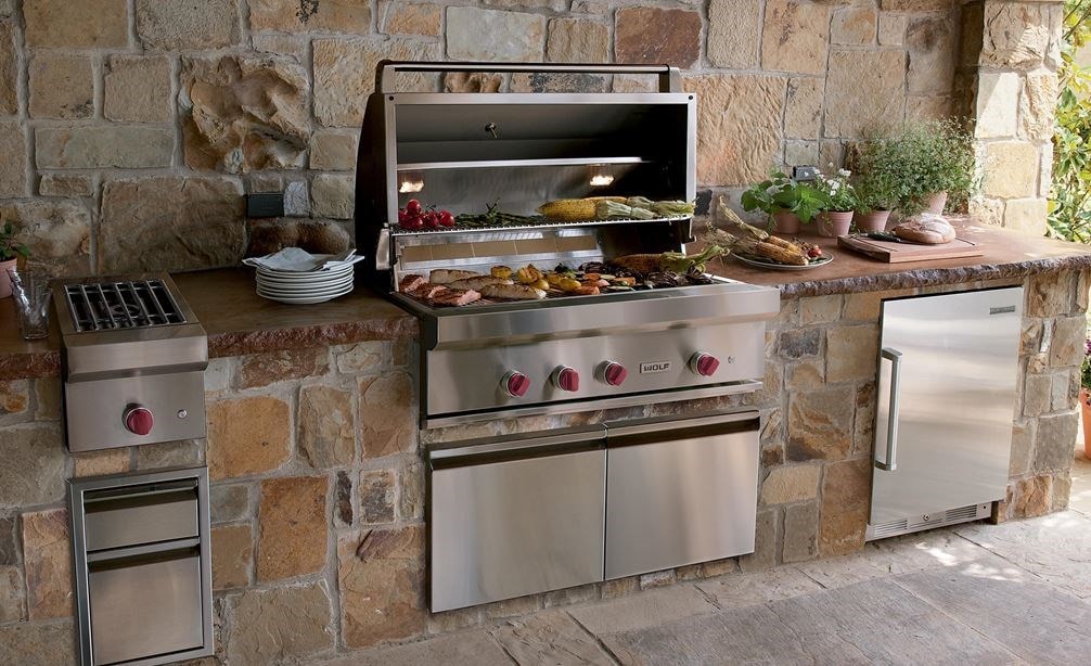 Le gril au gaz d'extérieur Wolf 42 po (OG42) offre des équipements de cuisine de pointe dans un design de cuisine extérieure chaleureux et rustique.
