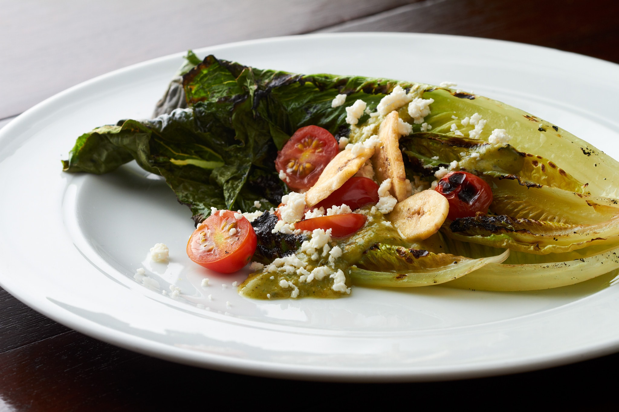 Romaine grillée avec vinaigrette à l’avocat