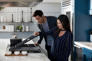SZF20_055385_Showroom_CookTopGrate_Couple_RGB