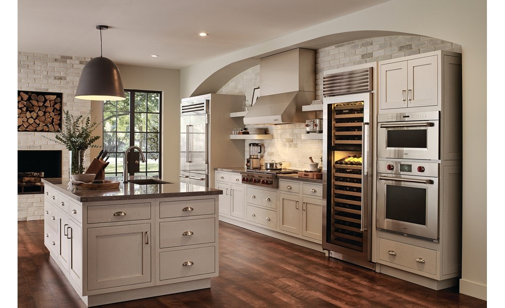 Wolf 36" Sealed 4 Burner Rangetop Infrared Charbroiler (SRT364C) paired with 30" M Series Professional Microwave Oven (MDD30PM/S/PH)