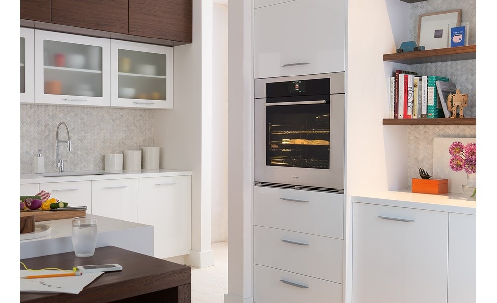 The Wolf 30" M Series Transitional Single Oven (SO30TM/S/TH) can fit perfectly with surrounding cabinetry to complement any room.