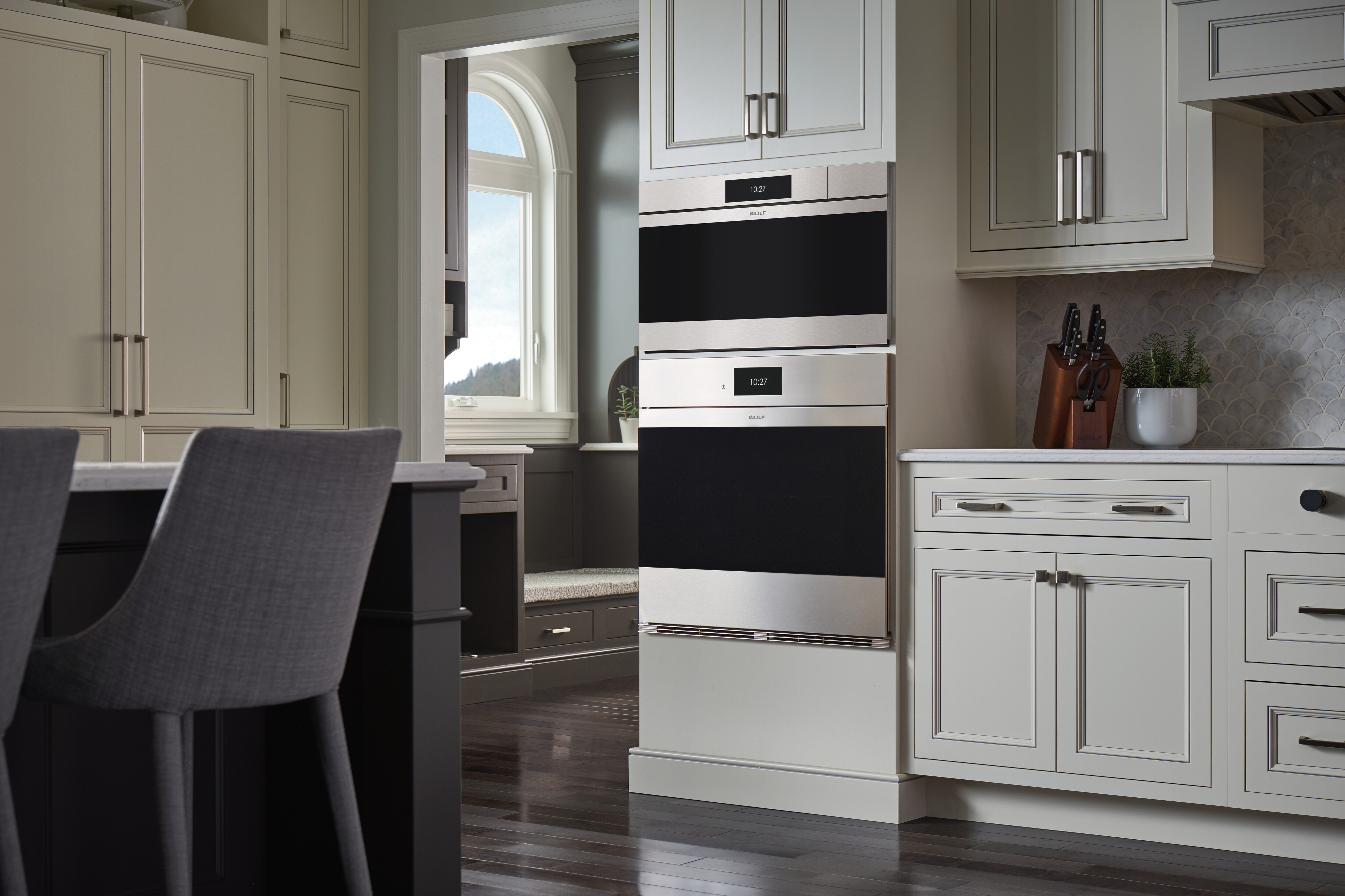 Wolf 30" M Series Contemporary Stainless Steel Single Oven (SO30CM/S)