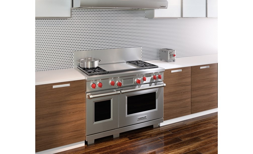The Wolf 48" Dual Fuel Range 4 Burner Infrared Dual Griddle (DF484DG) blends seamlessly with both contemporary backsplash and natural wood cabinetry.