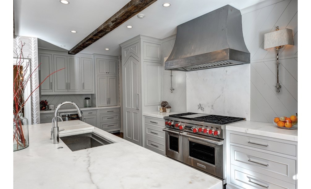 The Wolf 48" Dual Fuel Range 6 Burner Infrared Griddle (DF486G) with Sub-Zero 36" Designer Over Under Refrigerator Internal Dispenser (IT-36RID)