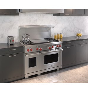 The Wolf 48" Dual Fuel Range 4 Burner Infrared Dual Griddle (DF484DG) blends seamlessly with modern contemporary kitchen styles.