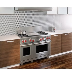 The Wolf 48" Dual Fuel Range 4 Burner Infrared Dual Griddle (DF484DG) blends seamlessly with both contemporary backsplash and natural wood cabinetry.