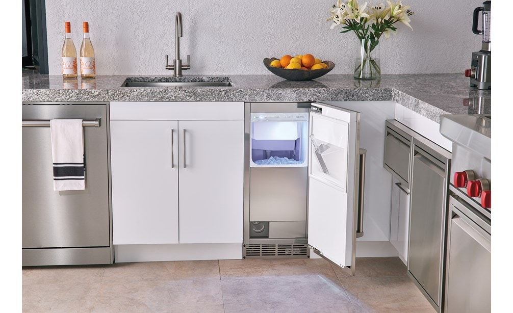 Complete your outdoor kitchen space with the Sub-Zero 15" outdoor ice maker with pump (UC-15IPO).