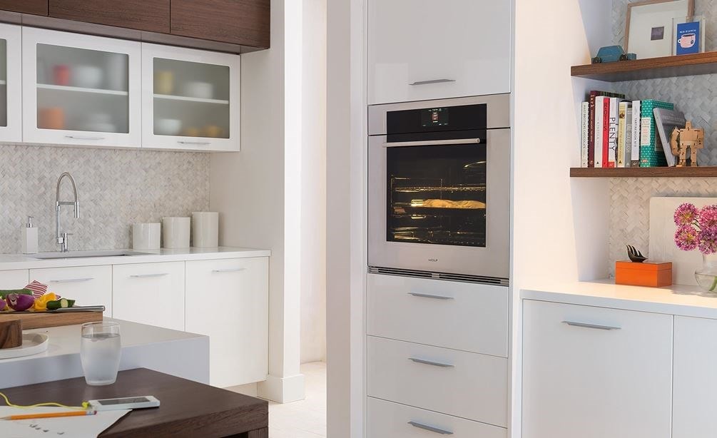 The Wolf 30&quot; M Series Transitional Single Oven (SO30TM/S/TH) can fit perfectly with surrounding cabinetry to complement any room.