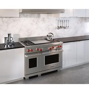 The Wolf 48" Dual Fuel Range 4 Burner Infrared Dual Griddle (DF484DG) delivers top performance and blends expertly into minimalist kitchen design.