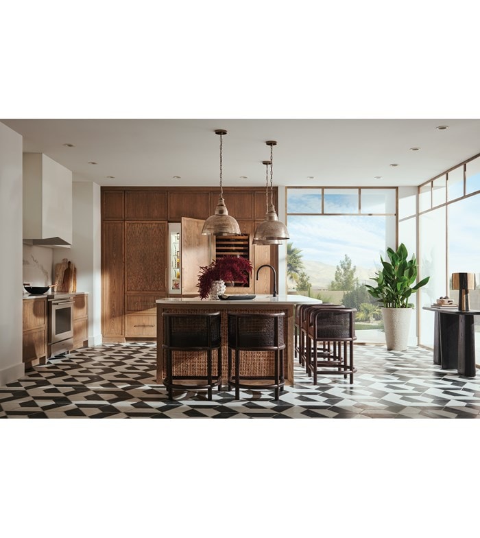 Colonne de congélation Sub-Zero de 30 po prête à l’installation d’un panneau avec machine à glaçons et réfrigérateur Sub-Zero de 30 po avec distributeur interne dans une cuisine moderne, lumineuse et ouverte