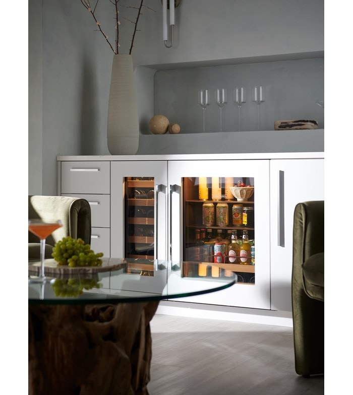 Un cellier à vin Sub-Zero de 15 po, prêt à l’installation d’un panneau, accompagné d’un comptoir de boissons Sub-Zero sous comptoir Sub-Zero Designer équipé de technologies de connectivité Wi-Fi, s’intègre harmonieusement dans un espace personnalisé au design européen minimaliste et épuré