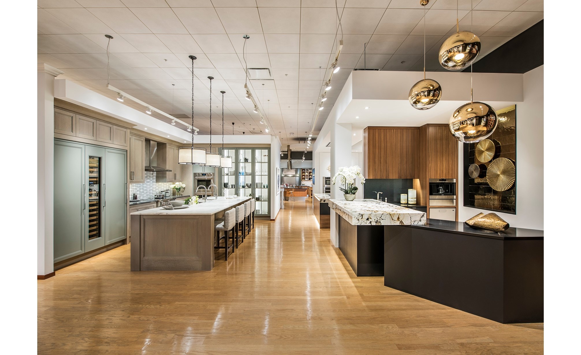 Donnez vie à la cuisine de vos rêves avec des appareils de luxe parfaitement adaptés à vos goûts, disponibles dans votre salle d'exposition Sub-Zero, Wolf et Cove, au service de la région de Columbia et de Baltimore, Maryland. 