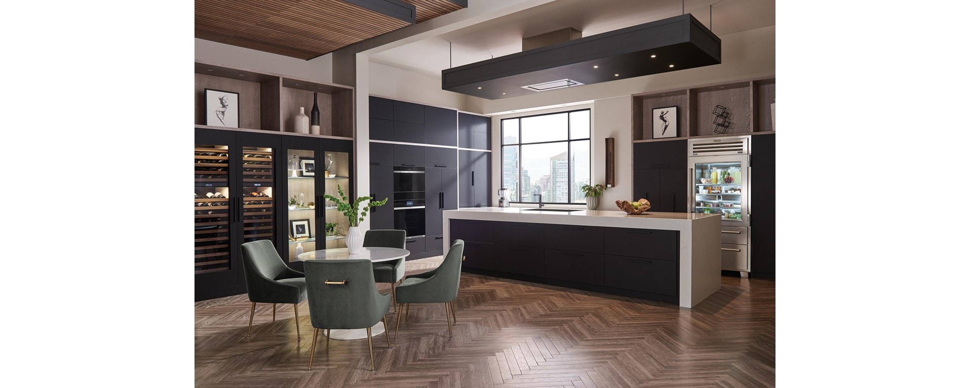 Cuisine sophistiquée et élégante avec réfrigérateur à porte transparente Sub-Zero et four à convection-vapeur en acier inoxydable contemporain Wolf