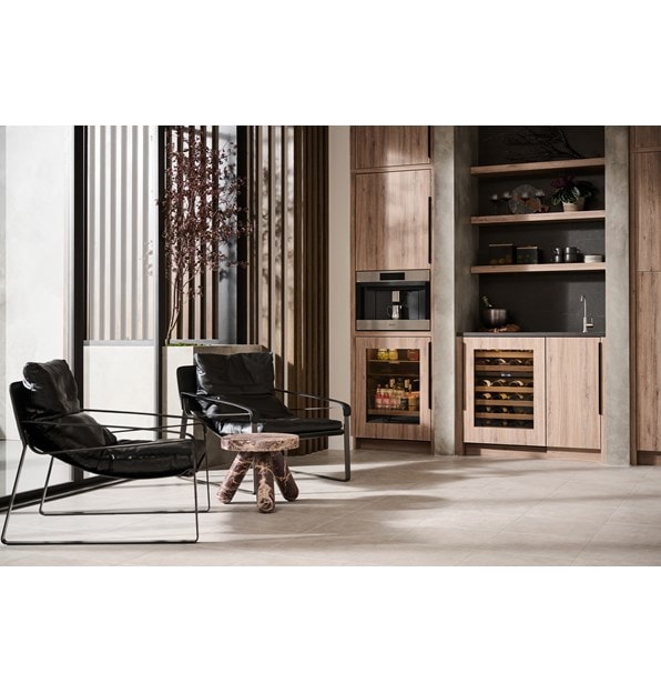 Le comptoir de boissons sous comptoir Sub-Zero Designer équipé de technologies de connectivité Wi-Fi, devient le point focal d'un environnement de vie luxueux, alliant design et intelligence technologique