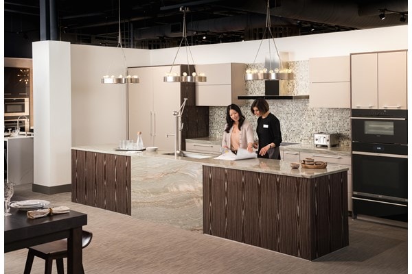 Visitez une salle d'exposition officielle pour échanger avec des experts, explorer notre gamme complète de produits et assister à d'appétissantes démonstrations culinaires.