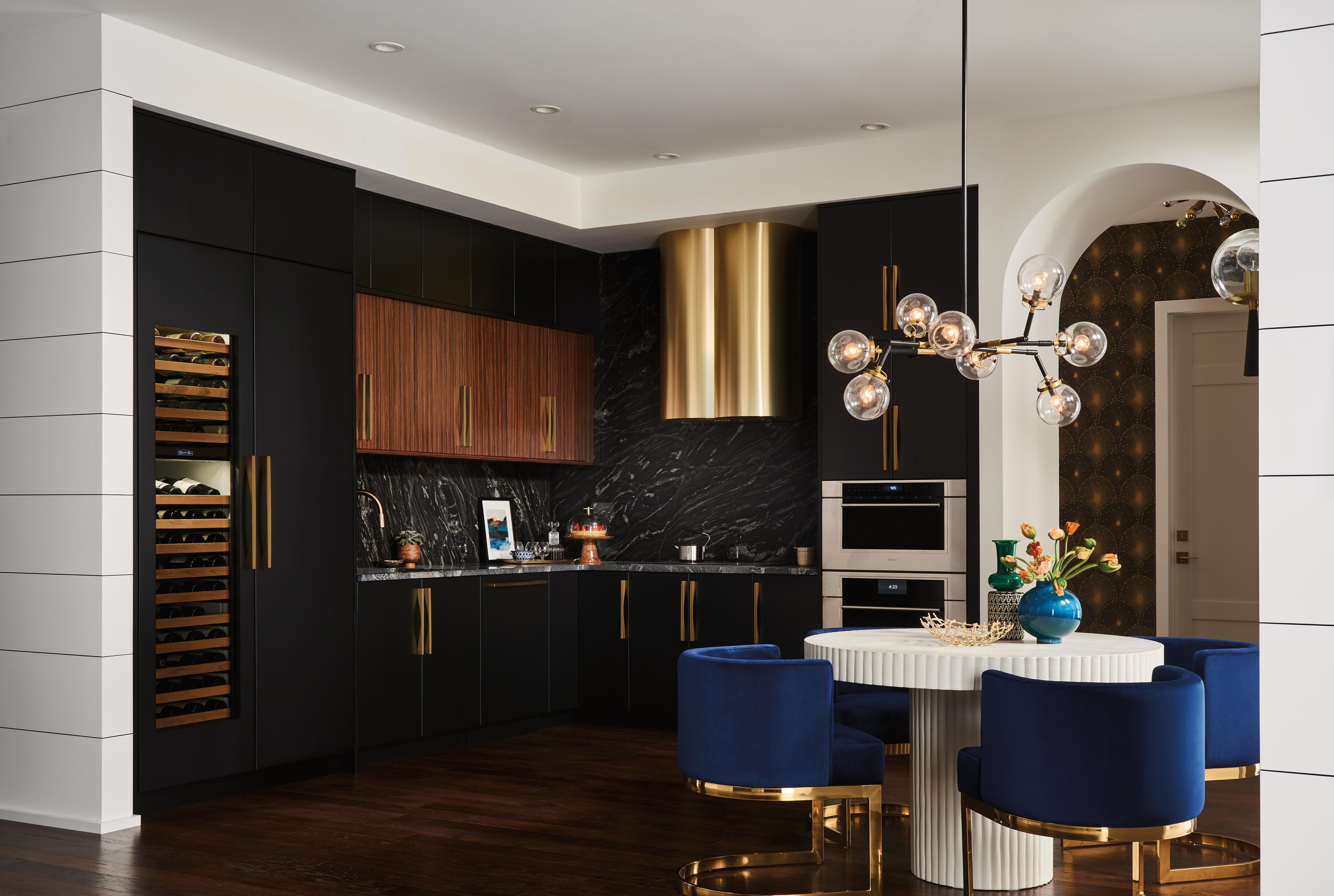 Cuisine personnalisée moderne équipée d'un cellier à vins Sub-Zero Designer, d'un four électrique contemporain Wolf et d'un lave-vaisselle Cove