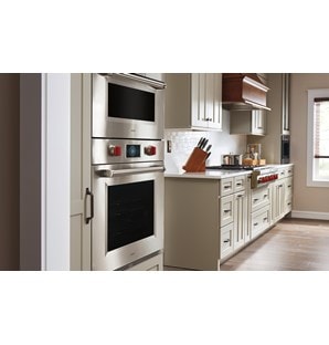 Réfrigérateur à congélateur inférieur Sub-Zero 30 po Designer avec machine à glaçons et distributeur interne illustré avec panneau prêt à l’installation look épuré et soigné dans la cuisine. 