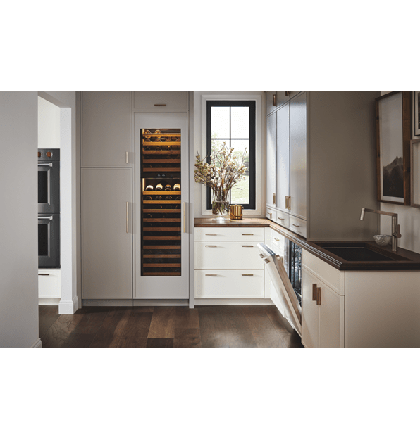 Lave-vaisselle Cove prêt à l’installation d’un panneau présenté dans une cuisine personnalisée comprenant deux fours Wolf et un cellier à vin Sub-Zero