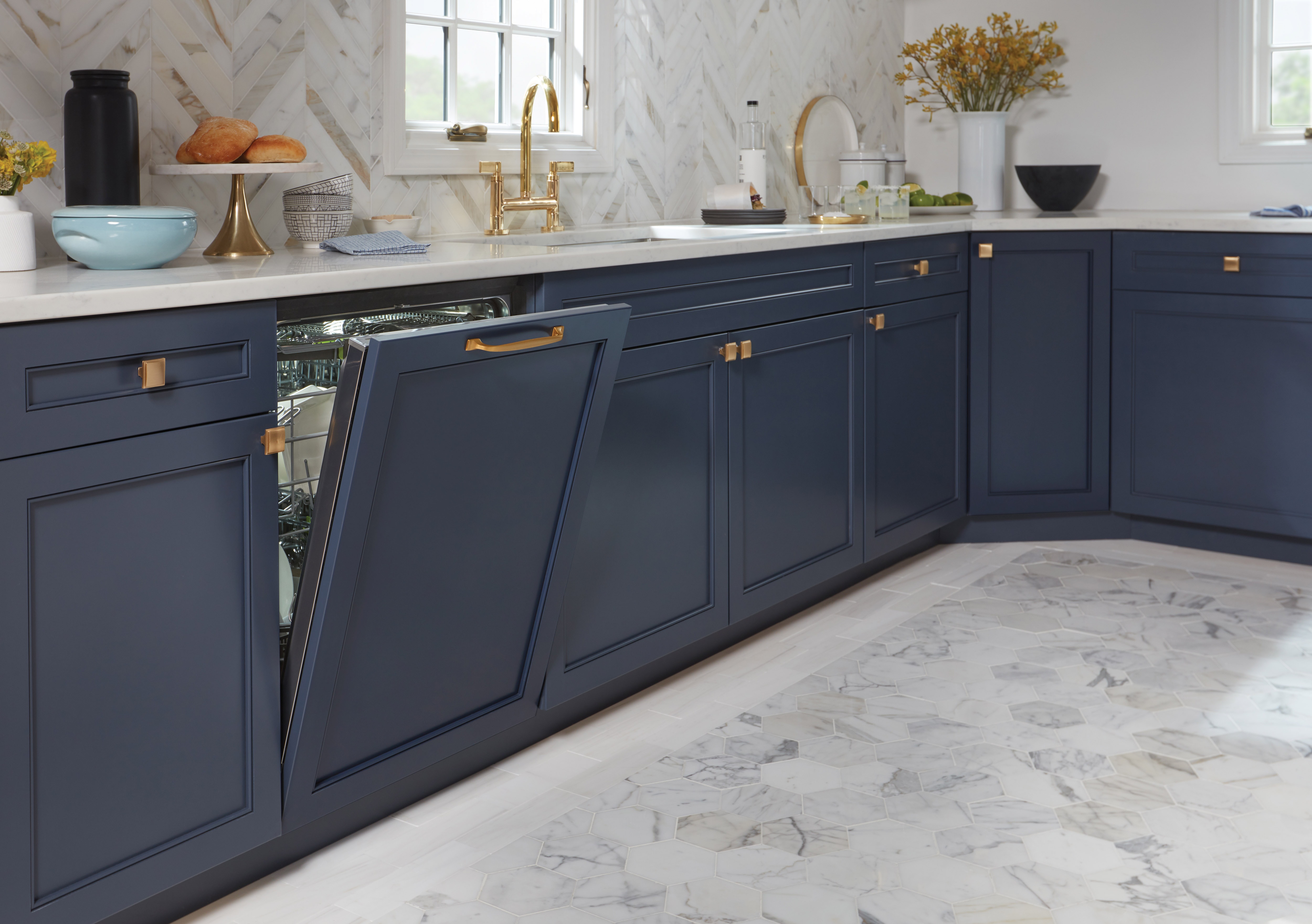 The Cove 24" Dishwasher (DW2450) is panel ready offering design flexibility while providing powerful 4-stage filtration cleansing action.