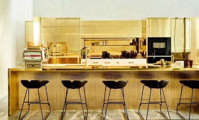 La cuisine dorée Armadale Residence réalisée par Rob Mills dans le cadre du concours de conception de cuisine Sub-Zero, Wolf et Cove.