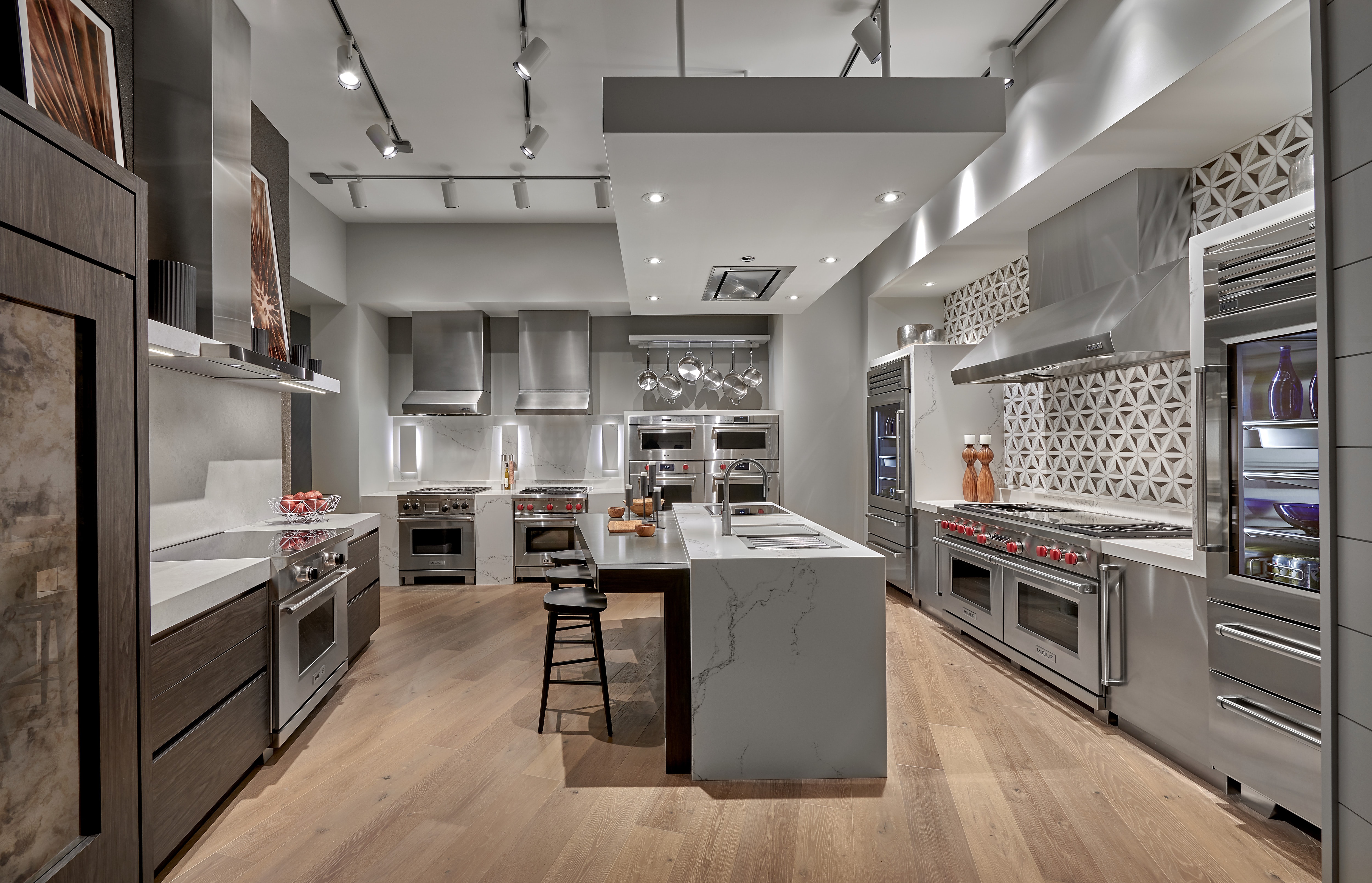 Explore a full range of fully functional luxury kitchen appliances at the Sub-Zero, Wolf and Cove Showroom in Glendale Heights, Illinois