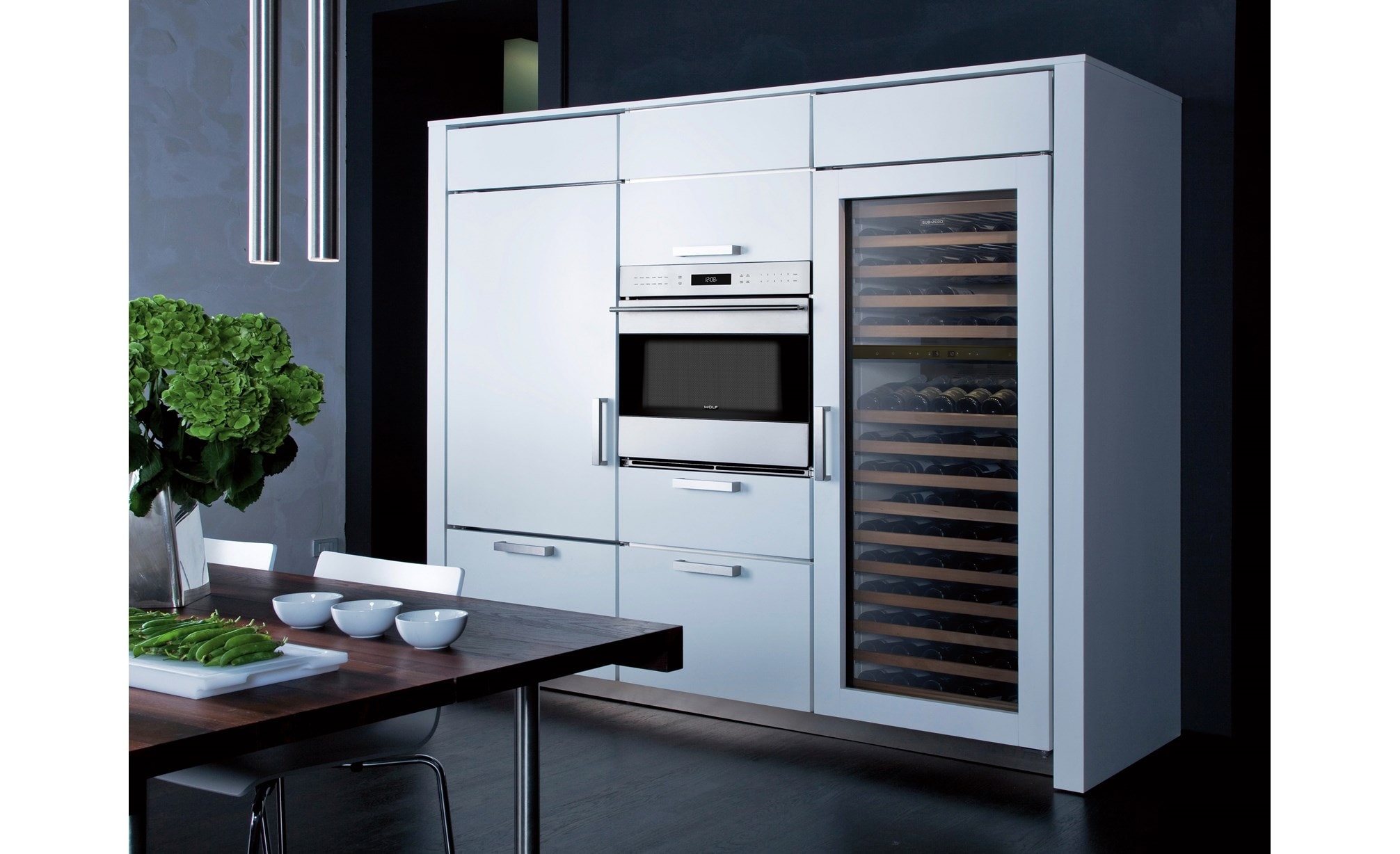 Le tiroir chauffe-plats Wolf 30 po (WWD30) est jumelé au cellier à vin Sub-Zero 30 po International Classic - prêt à l'installation d'un panneau (ICBBW-30/O)