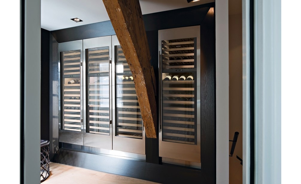 Ensemble de 4 celliers à vin Sub-Zero 24 po (IW-24) mis en valeur pour créer un look moderne épuré.