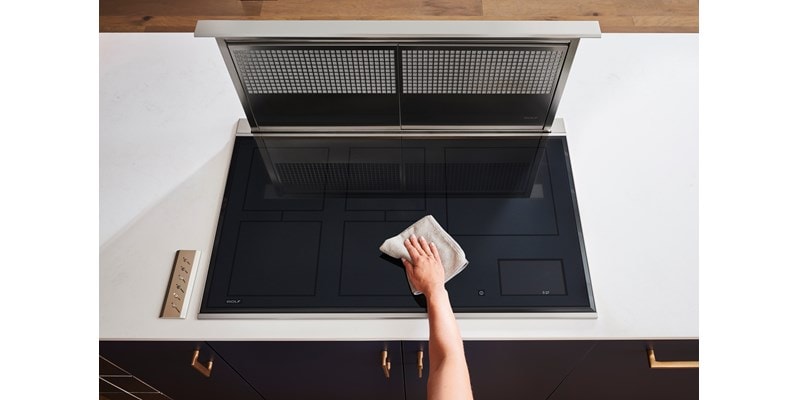 Préparer un repas complet pour vos proches est aisé grâce à la surface de cuisson à induction Wolf dotée d'un écran tactile couleur intuitif.