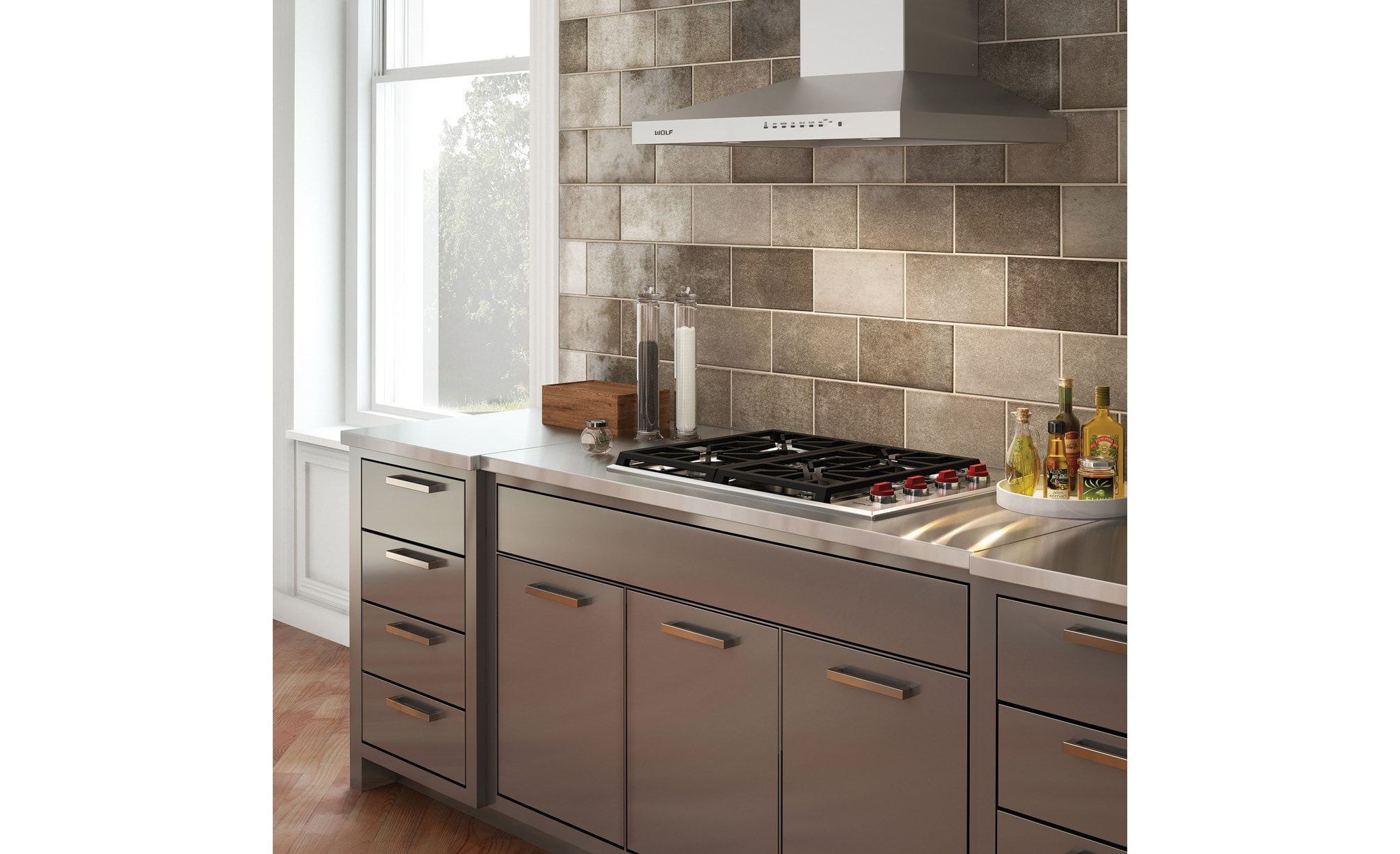 La surface de cuisson au gaz Wolf 30 po de style transitionnel à 4 brûleurs (CG304P/S) est jumelée à une hotte murale pour surface de cuisson Wolf de 30 po - en acier inoxydable (VW30S)