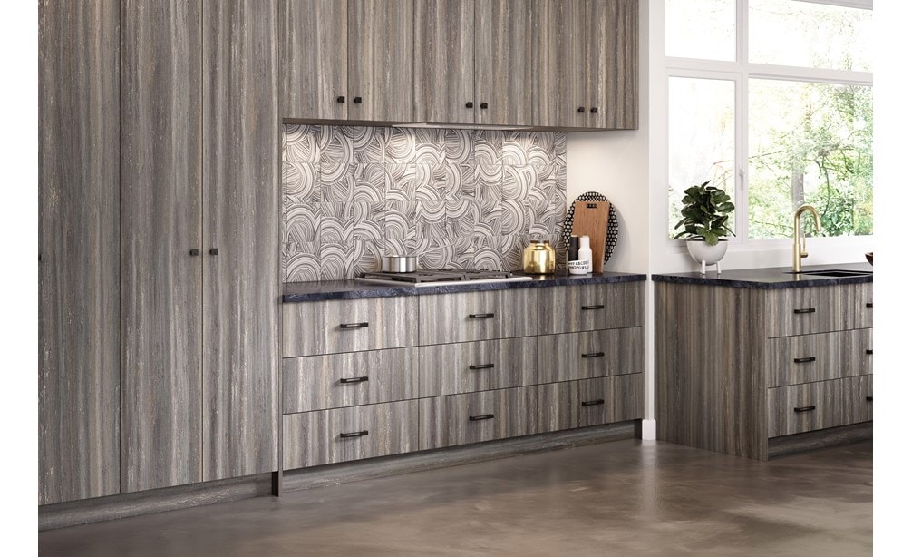 La surface de cuisson au gaz Wolf 30 po de style contemporain à 4 brûleurs (CG304T/S) est présentée dans un riche éventail de textures, y compris des armoires en bois rustique et des sols en béton.