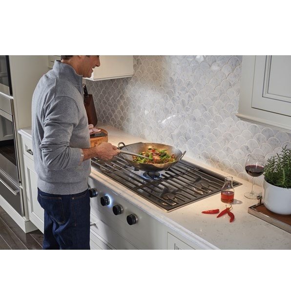 Surface de cuisson au gaz Wolf 36 po de style contemporain à 5 brûleurs (CG365C/S), dans ce design de cuisine texturé blanc propre, l'expérience culinaire est véritablement un délice