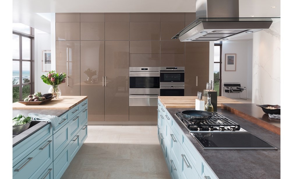 La surface de cuisson à induction Wolf 15 po de style transitionnel (CI152TF/S) présentée avec hotte pour îlot de surface de cuisson Wolf de 45 po - verre (VI45G) dans une grande cuisine ouverte