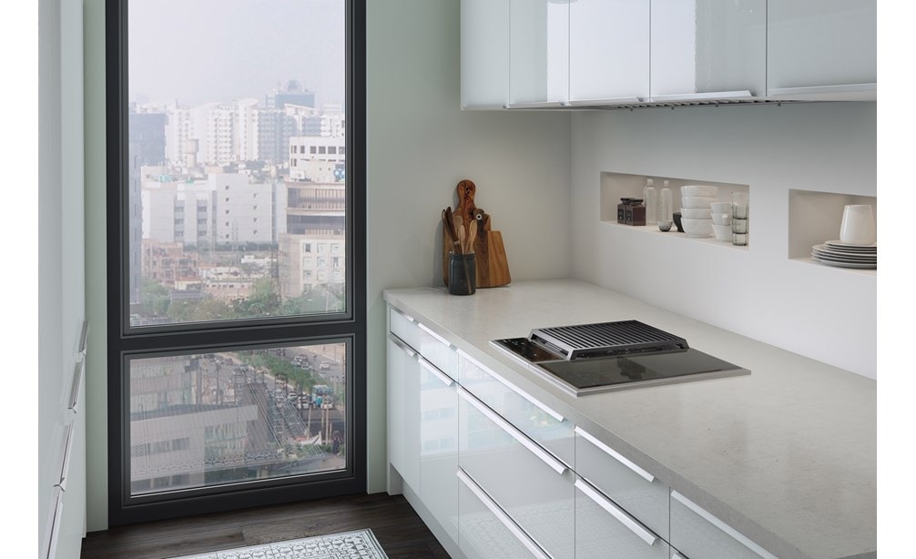 Surface de cuisson à induction Wolf 15 po de style transitionnel (CI152TF/S) exposée dans un espace de conception de cuisine minimaliste et lumineux