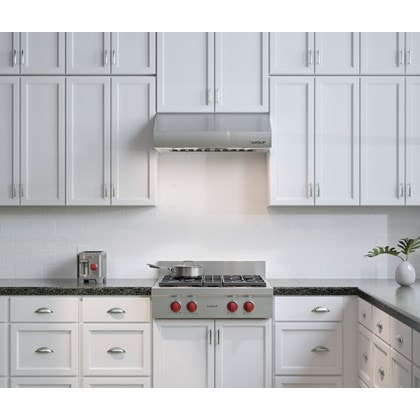 Dessus de cuisinière Wolf 30 po à 4 brûleurs scellés (SRT304) jumelé avec une hotte murale à profil bas Wolf de 30 po (PW302210)