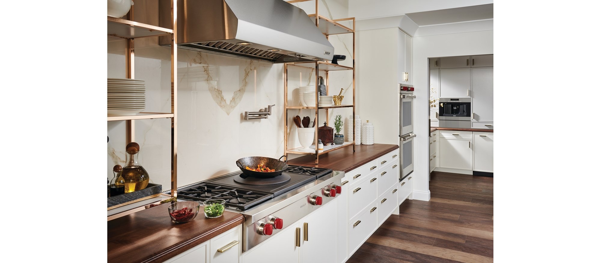 Dessus de cuisinière à 4 brûleurs scellés Wolf 48 po avec brûleur pour wok (SRT484W)