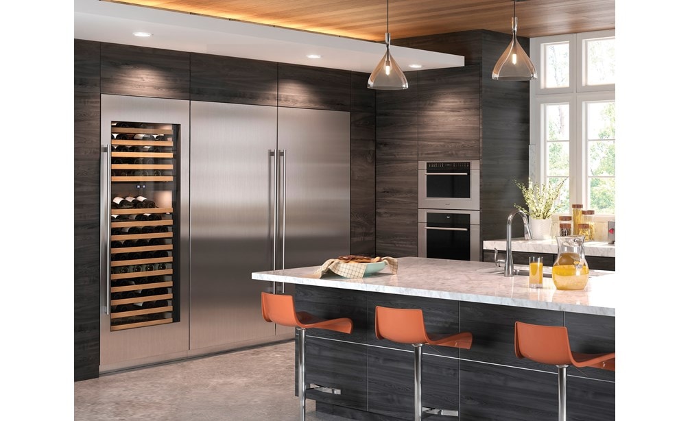 Four à micro-ondes Wolf 30 po série M à porte s'ouvrant vers le bas de style transitionnel (MDD30TM/S/TH) à encadrement dans de grandes armoires à panneaux de bois dans une cuisine contemporaine