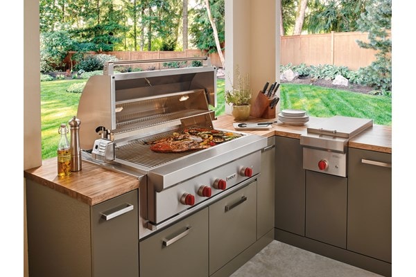  Module de brûleur encastré Wolf de 13 po (BM13) Brûleur latéral de gril d'extérieur présenté avec un gril au gaz d'extérieur Wolf 42 po (OG42) 