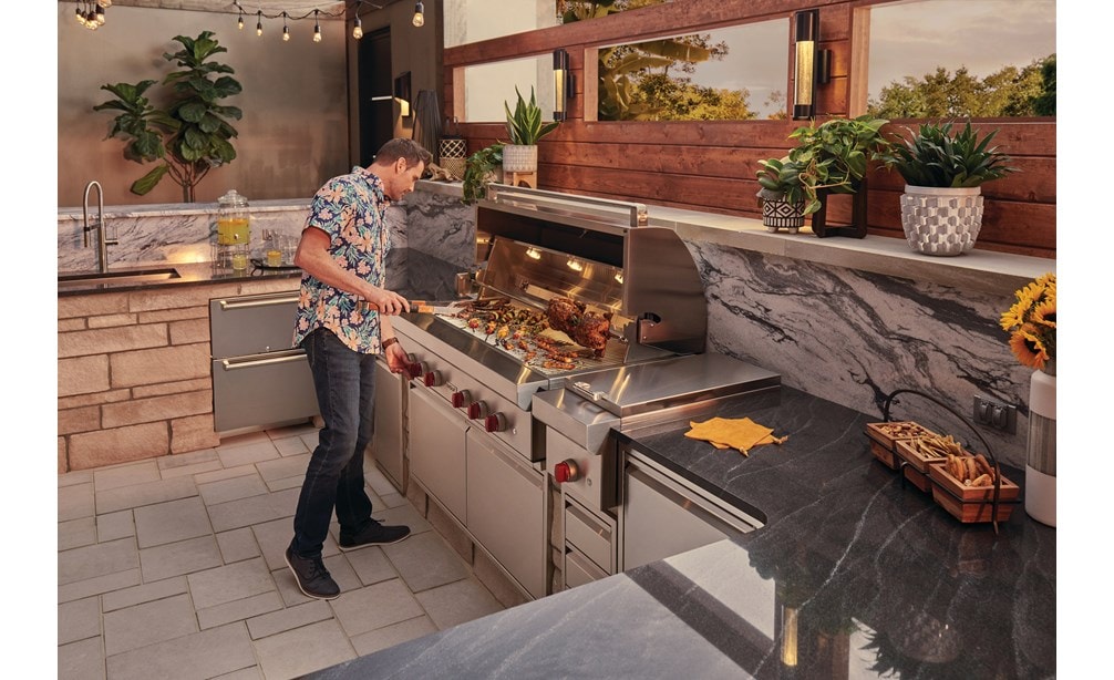 Le gril au gaz d'extérieur Wolf 54 po (OG54) associé au module de brûleur classique Wolf 13 po (BM13) pour une polyvalence totale de la cuisine extérieure.