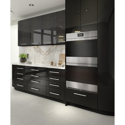 Le four double Wolf Série M 30 po en acier inoxydable de style contemporain (DO30CM/S) se fond parfaitement dans les armoires de cuisine modernes et brillantes.