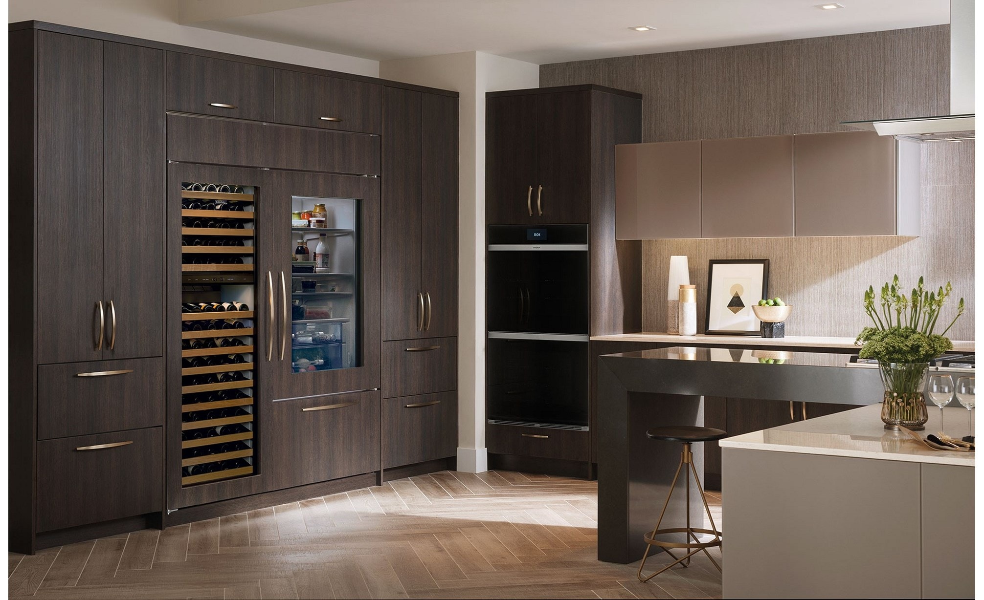 Four double à verre noir Wolf 30 po série M de style contemporain (DO30CM/B) avec Réfrigérateur à congélateur inférieur à porte en verre classique Sub-Zero 36 po (BI-36UG/O)