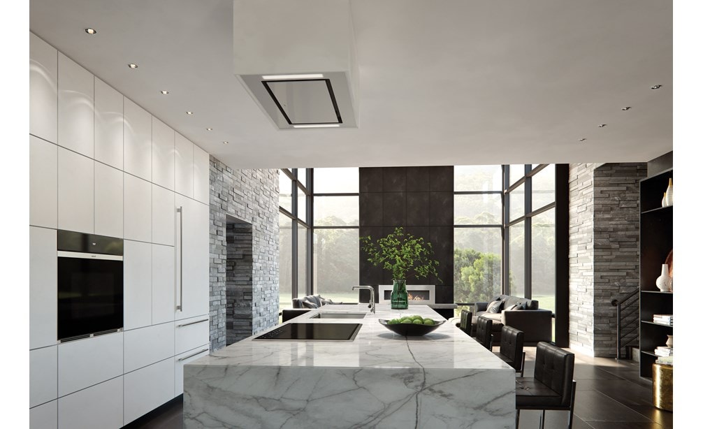 Le four simple en verre noir contemporain Wolf 30 po série M de style contemporain (SO30CM/B) présenté avec la table de cuisson à induction de style transitionnel Wolf de 36 po (CI365T/S)