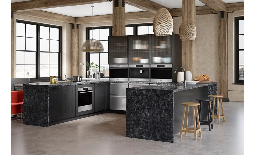 Four à convection-vapeur Wolf 24 po Série E  (CSO2450TE/S/T) entouré d'armoires noires dans une cuisine en bois unique