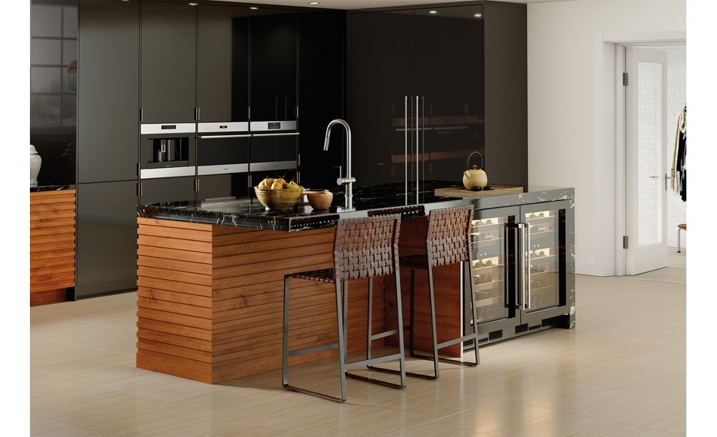 Four à convection-vapeur de style transitionnel Wolf Série M de 24 po (CSO24TE/S/TH) exposé dans une cuisine moderne à la fine pointe de la technologie avec des appareils Wolf