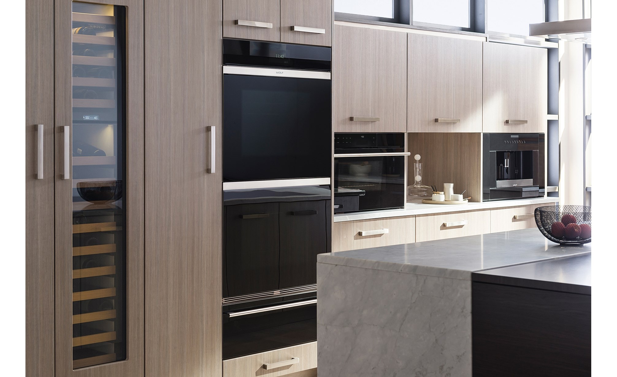 Four à convection-vapeur de style contemporain Wolf Série E 30 po (CSO30CM/B/TH) avec four double classique de style contemporain Série M 30 po (DO30CM/B)