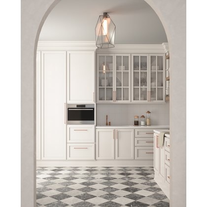 Four à convection-vapeur de style transitionnel Wolf Série E 30 po  (CSOP3050TE/S/T) exposé dans une cuisine ombragée de blanc montrée à travers une porte voûtée