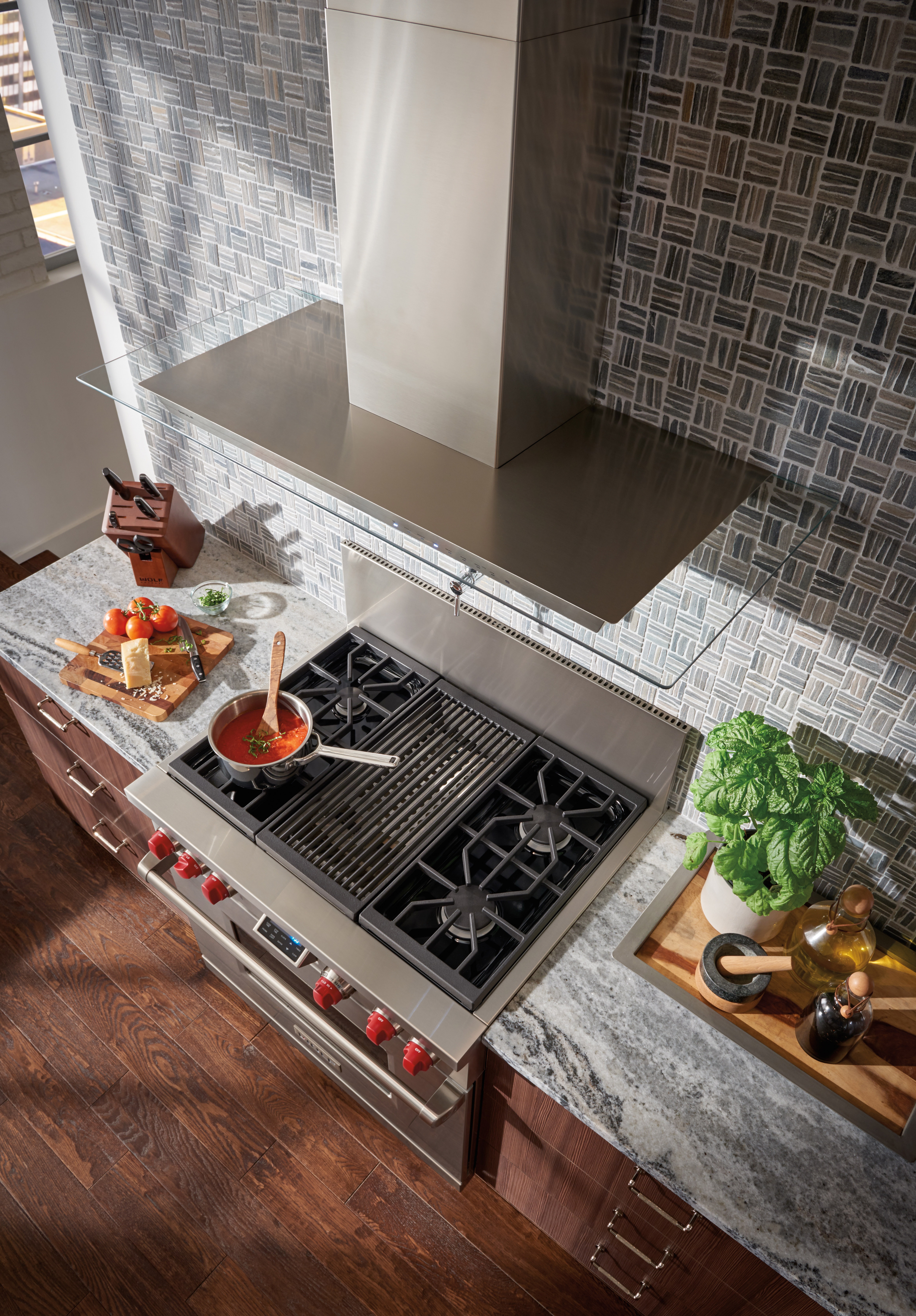 Wolf 36" Dual Fuel Range 4 Burner Infrared Charbroiler (DF364C) Cooktop