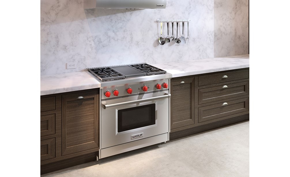 La cuisinière à gaz Wolf 30 po (GR364C) offre une construction en acier inoxydable avec une finition brossée classique, ce qui lui permet de s'intégrer de manière transparente dans n'importe quelle cuisine