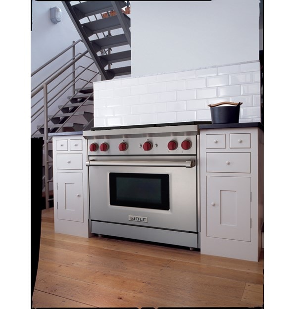 La cuisinière à gaz Wolf 36 po à 6 brûleurs (GR366) se fond parfaitement dans un design de cuisine simple et élégant.