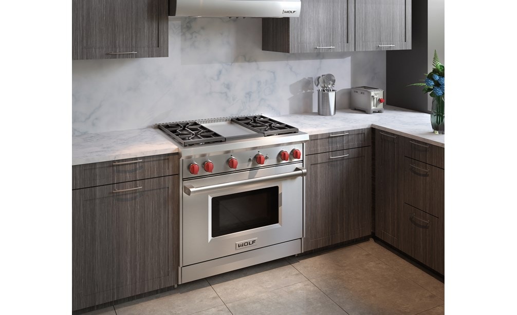 La cuisinière à gaz Wolf 36 po à 4 brûleurs la plaque à frire infrarouge (GR364G) offrent une construction en acier inoxydable et une finition brossée classique.